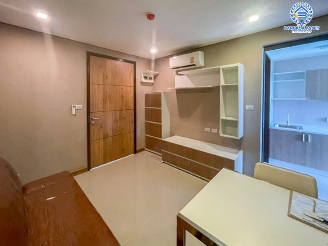 *****คอนโดมิเนียมมือสองย่านนนทบุรี โครงการริซโซ่คอนโด บางกร่าง เนื้อที่มากถึง 32.69 ตร.ม. ฟังก์ชัน 1 ห้องนอน 1 ห้องน้ำ บิวท์อินครบ พร้อมเข้าอยู่ ไม่เคยเข้าอยู่ แถมฟรี! 1 เครื่องปรับอากาศ, 1 เครื่องทำน้ำอุ่น, 1 เครื่องดูดควัน เพียง 10 นาทีก็ถึงรถไฟฟ้าสายสีม่วง "สถานีบางพลู"